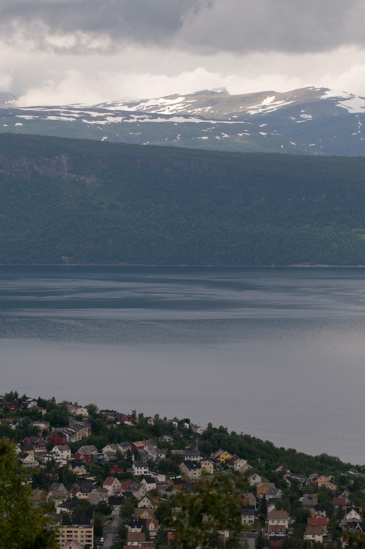 79 Narvik 1.jpg - Matka Vesteralenista ja Lofooteilta jatkui Narviikkiin jonne saavuimme illan tullen. Taalta matka jatkui hyvin nukutun yon jalkeen suhteellisen tylsien maisemien Ruotsiin ja siita lapi Overkalixiin ja sielta kotimaahan.